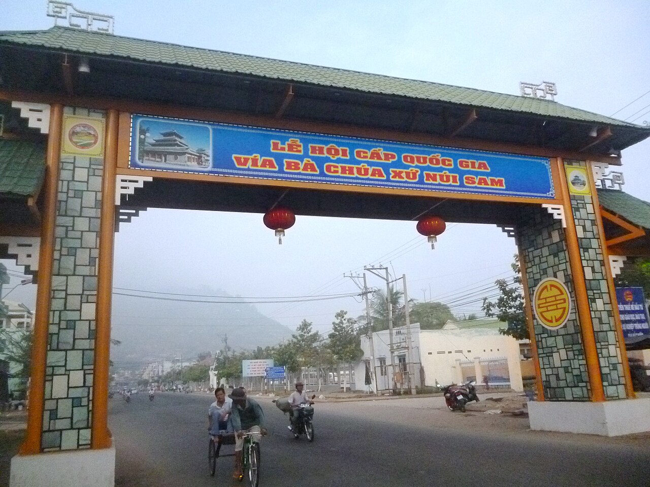 Lối tiếp cận vào Miếu Bà Chúa Xứ Núi Sam Châu Đốc từ phía sân lễ.