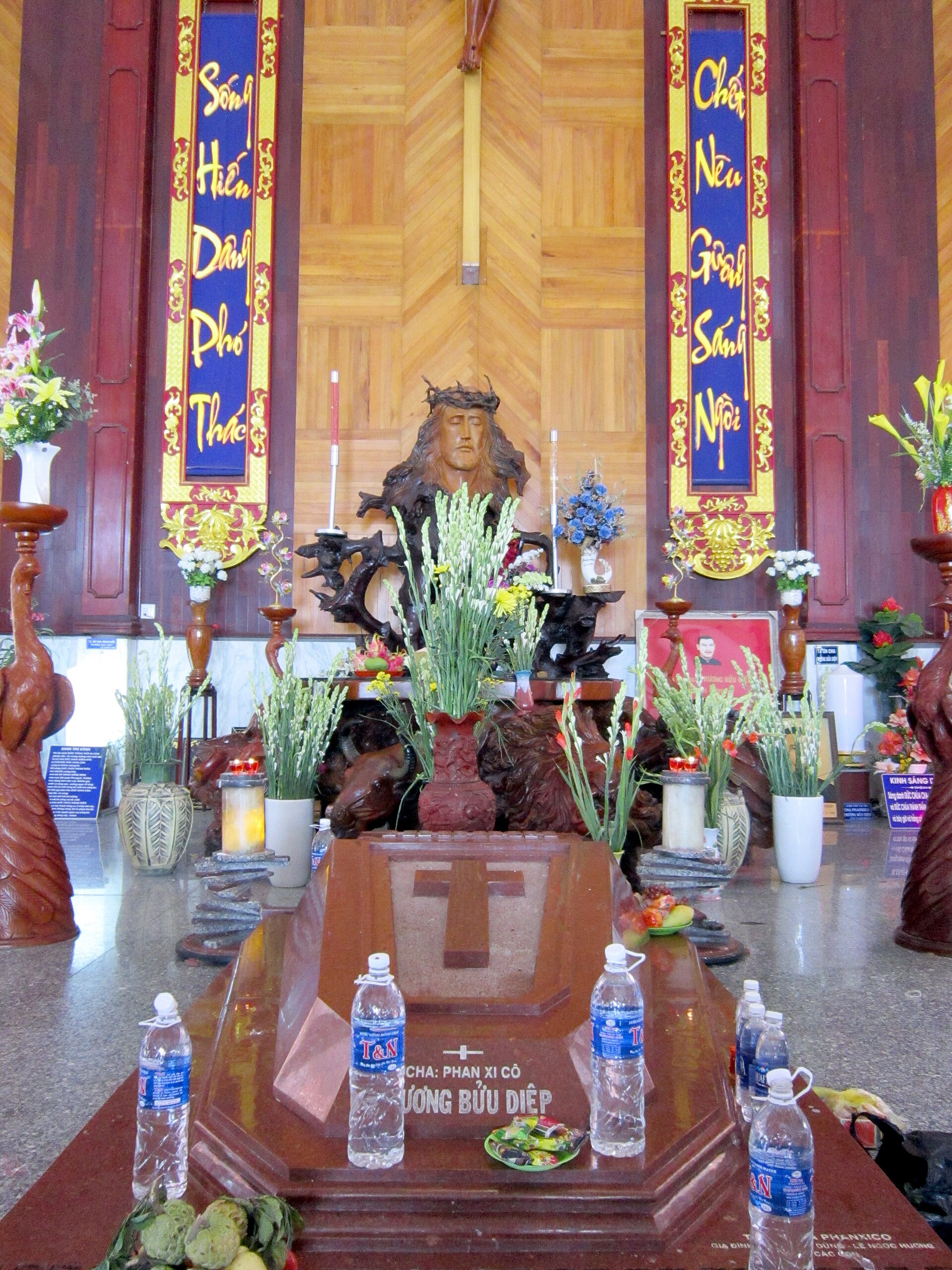 Phần mộ Cha Trương Bửu Diệp trong Thánh đường Tắc Sậy - tâm điểm không gian hành hương.