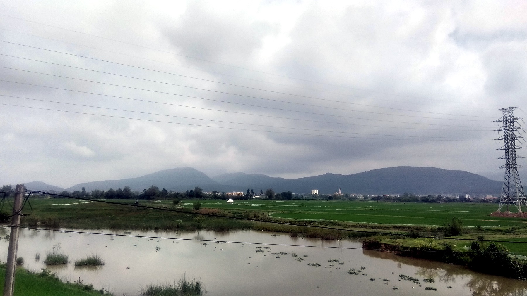 Núi Hồng Lĩnh và mặt nước vùng đồng bằng phía trước