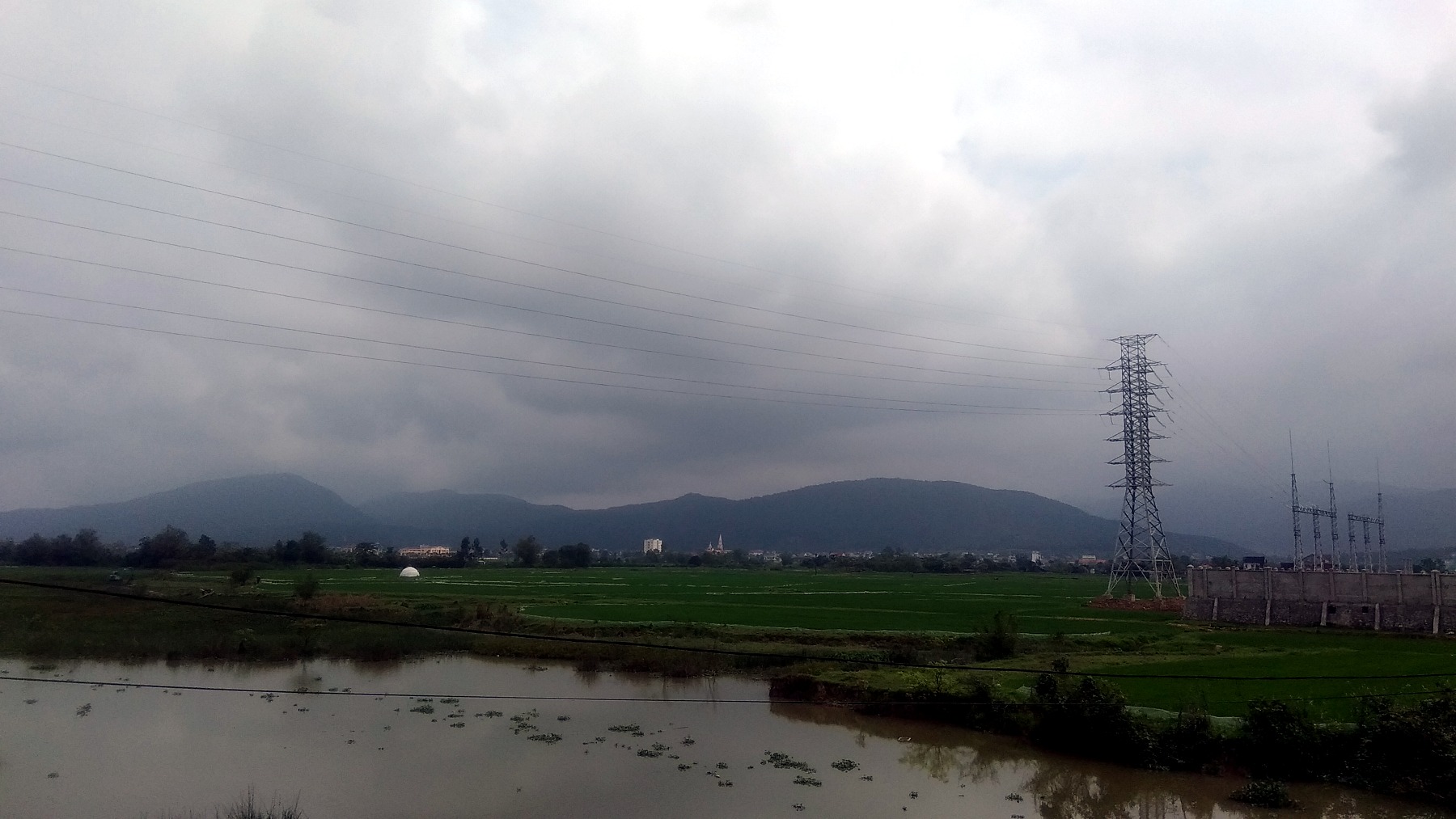 Lớp núi Hồng Lĩnh dưới mây thấp