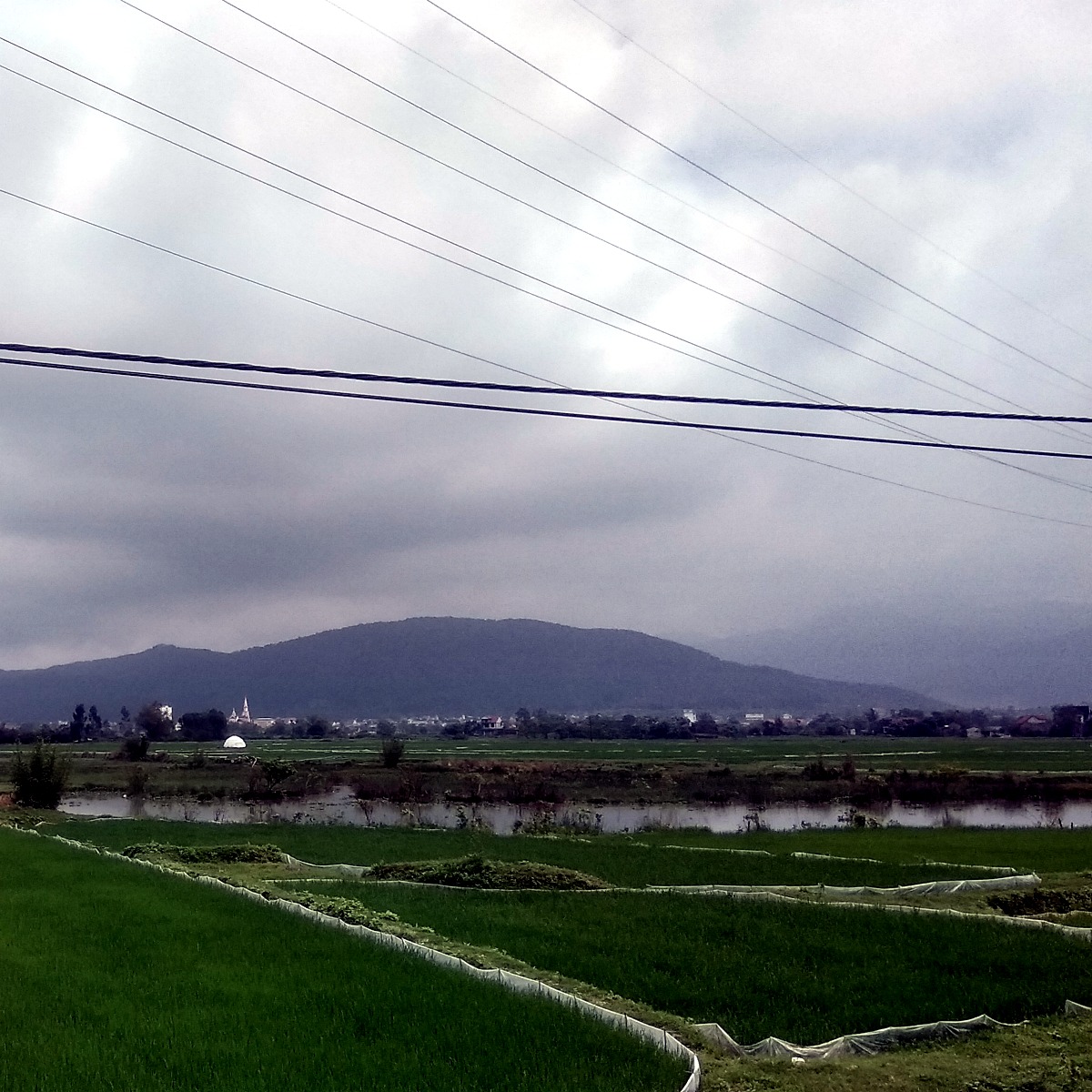 Đường làng và đồng ruộng dưới chân Núi Hồng Lĩnh