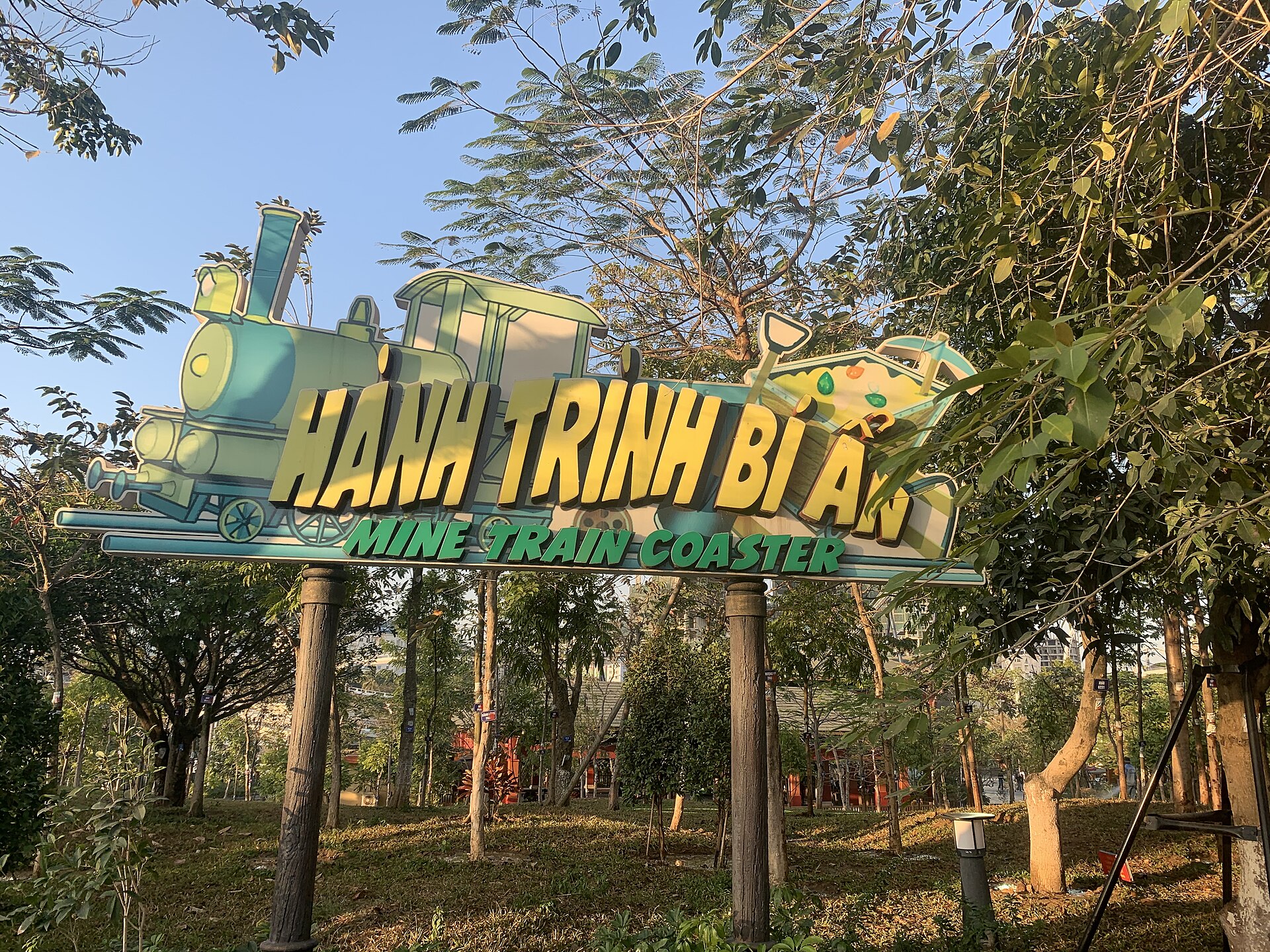Toàn cảnh một góc công viên giải trí Hạ Long với đường đi và trò chơi ngoài trời.