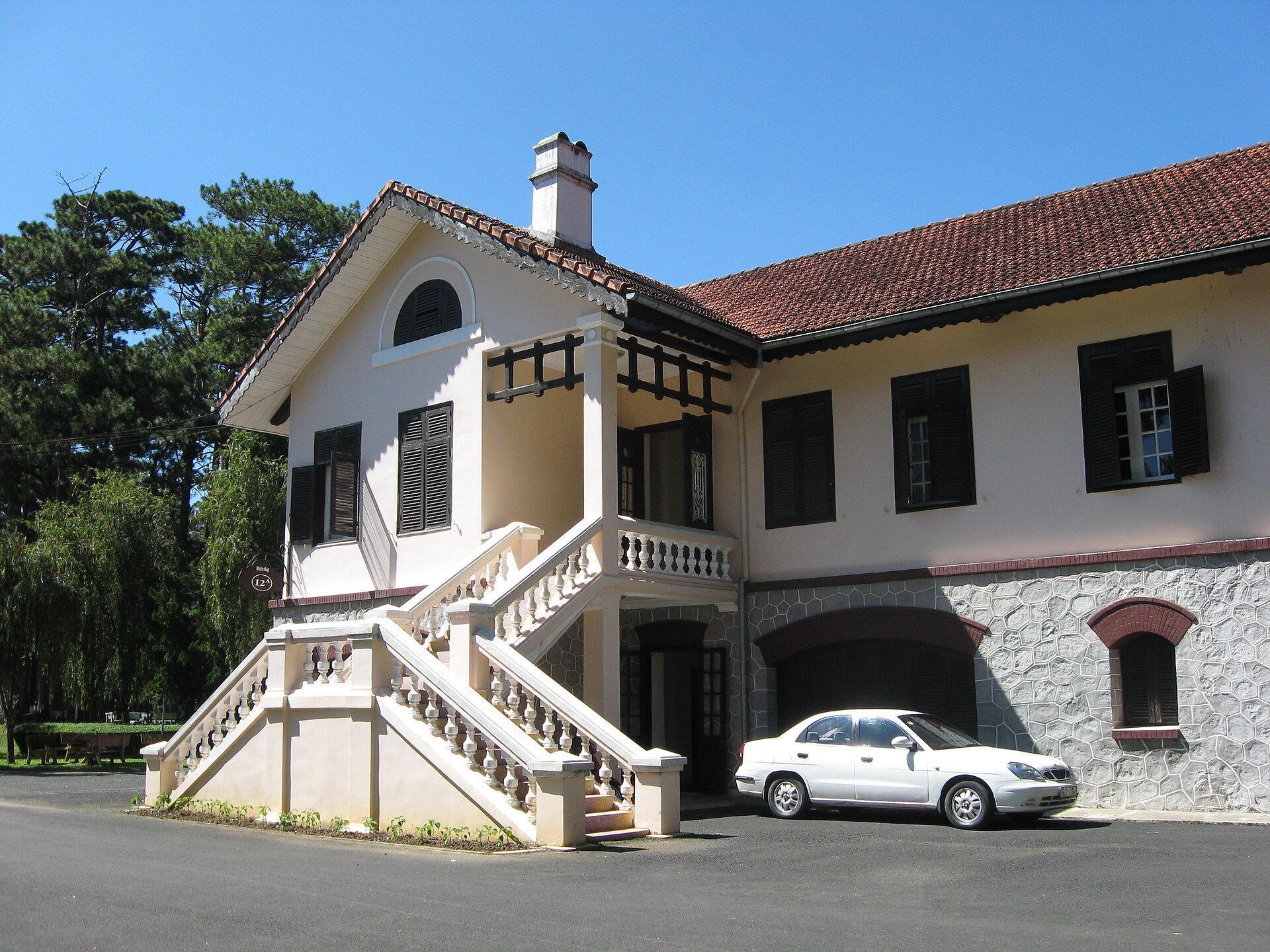 Villa 12B trong khu Dinh II nhìn từ bên hông công trình.