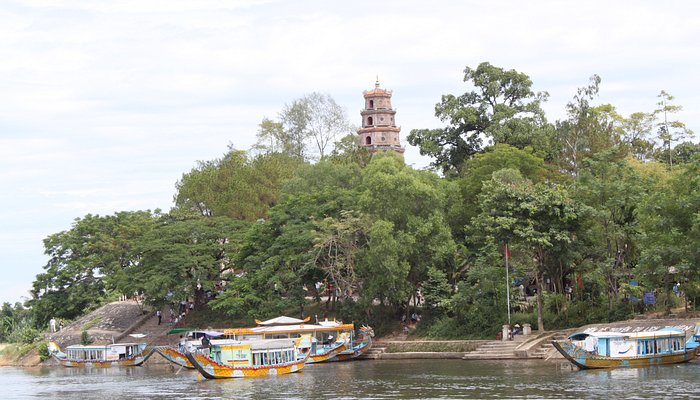 Một góc sông nhìn rõ dòng nước và lớp cảnh quan xung quanh của Sông Hương