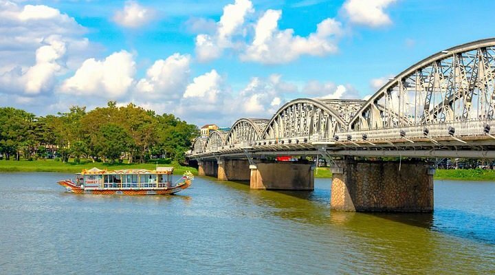 Chi tiết gần hơn của mặt nước, cầu nối hoặc điểm đứng ngắm cảnh tại Sông Hương