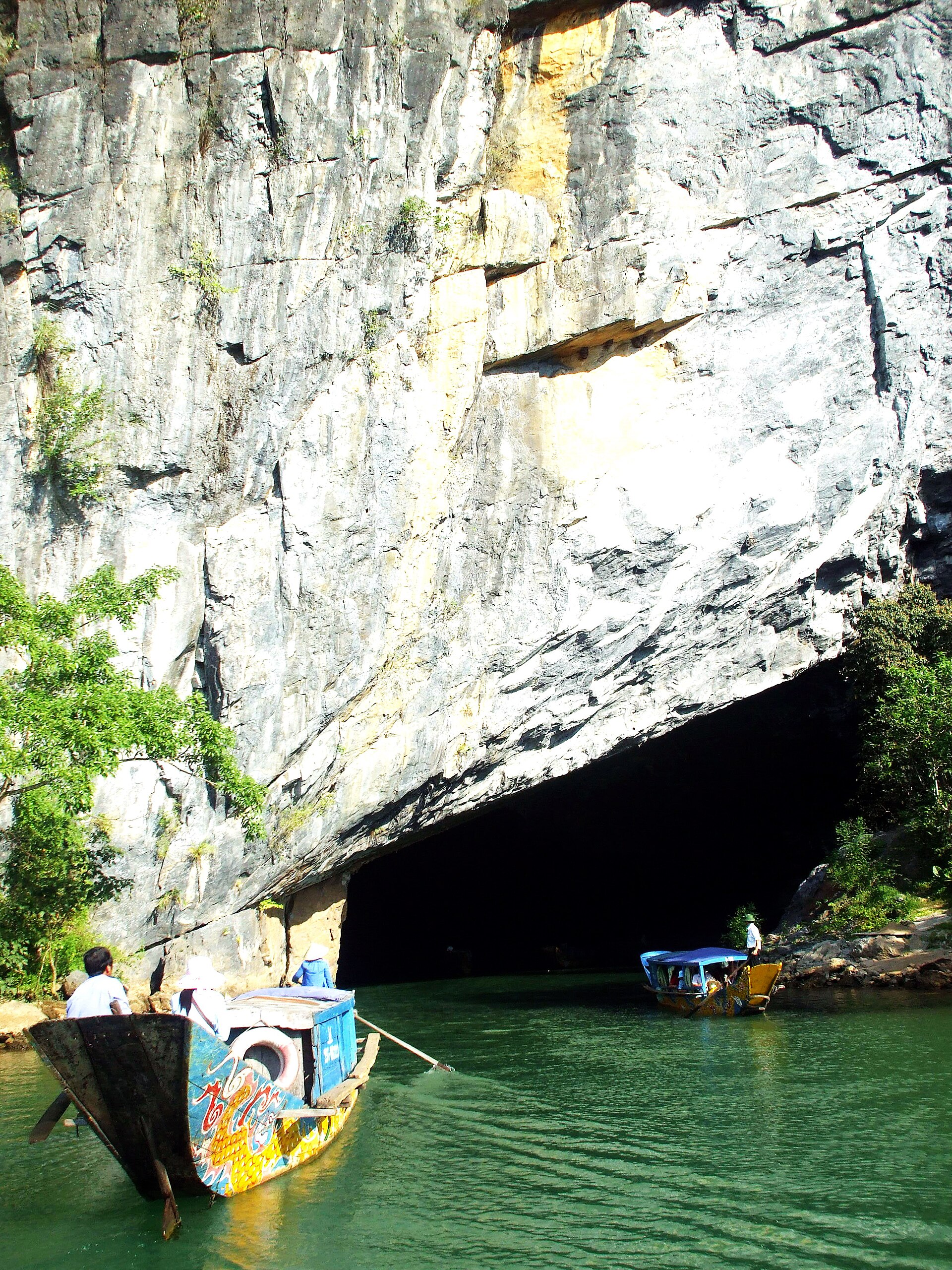 Động Phong Nha - đi thuyền vào lòng núi đá vôi Quảng Bình