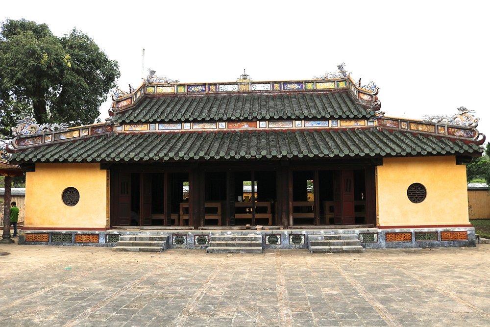 Chi tiết chạm khắc, vật liệu, nội thất hoặc bề mặt xuống màu đẹp tại Lăng tẩm Hoàng gia Huế