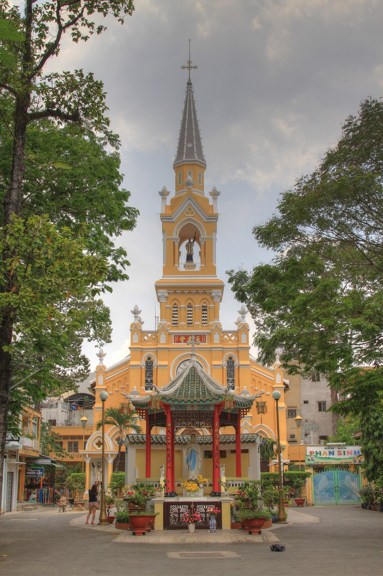 Nhà thờ Cha Tam - xem và chụp gì tại Quận 5, TP.HCM