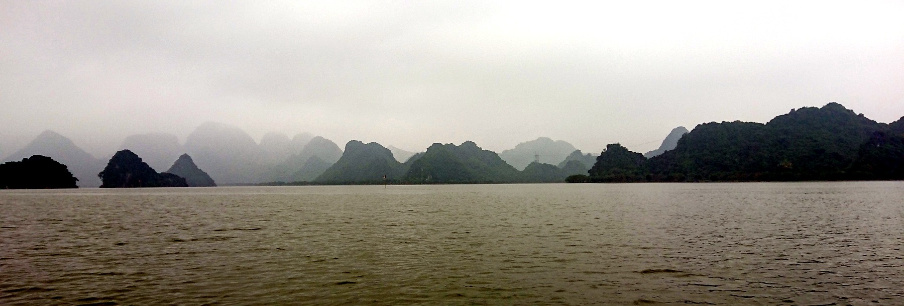 Hồ Tam Chúc và dãy núi đá vôi trong quần thể chùa Tam Chúc
