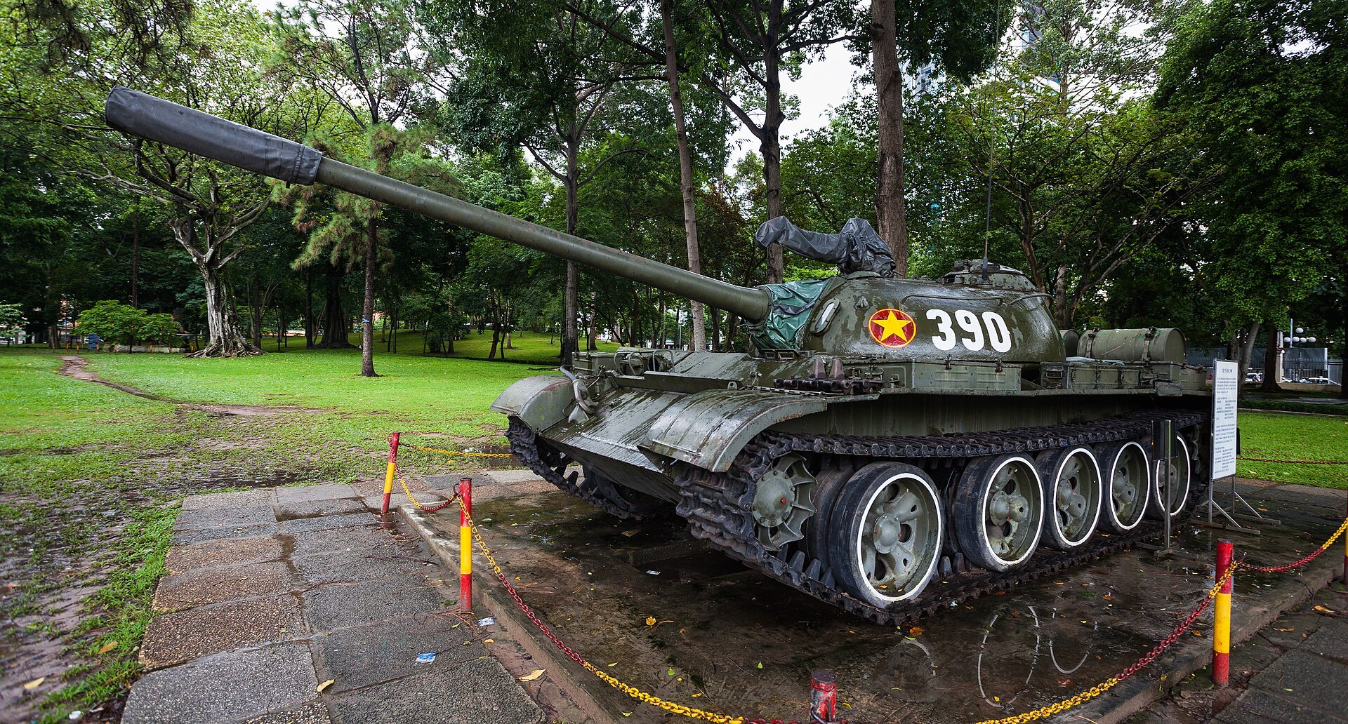 Bối cảnh cảnh quan hoặc kiến trúc của The T-59 tank No. 390.