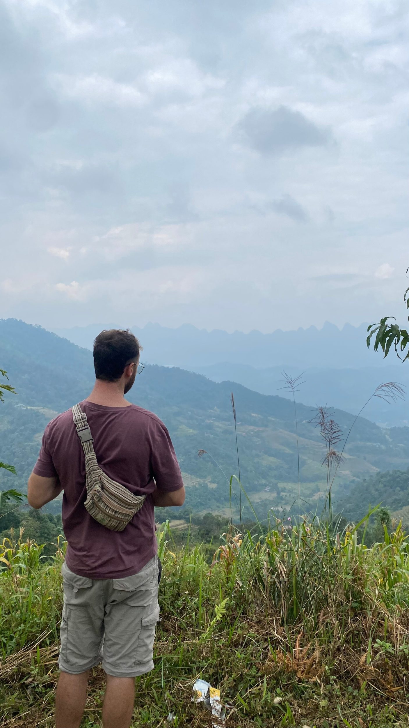 Sườn núi nhìn từ lối đi quanh Thôn Tha.
