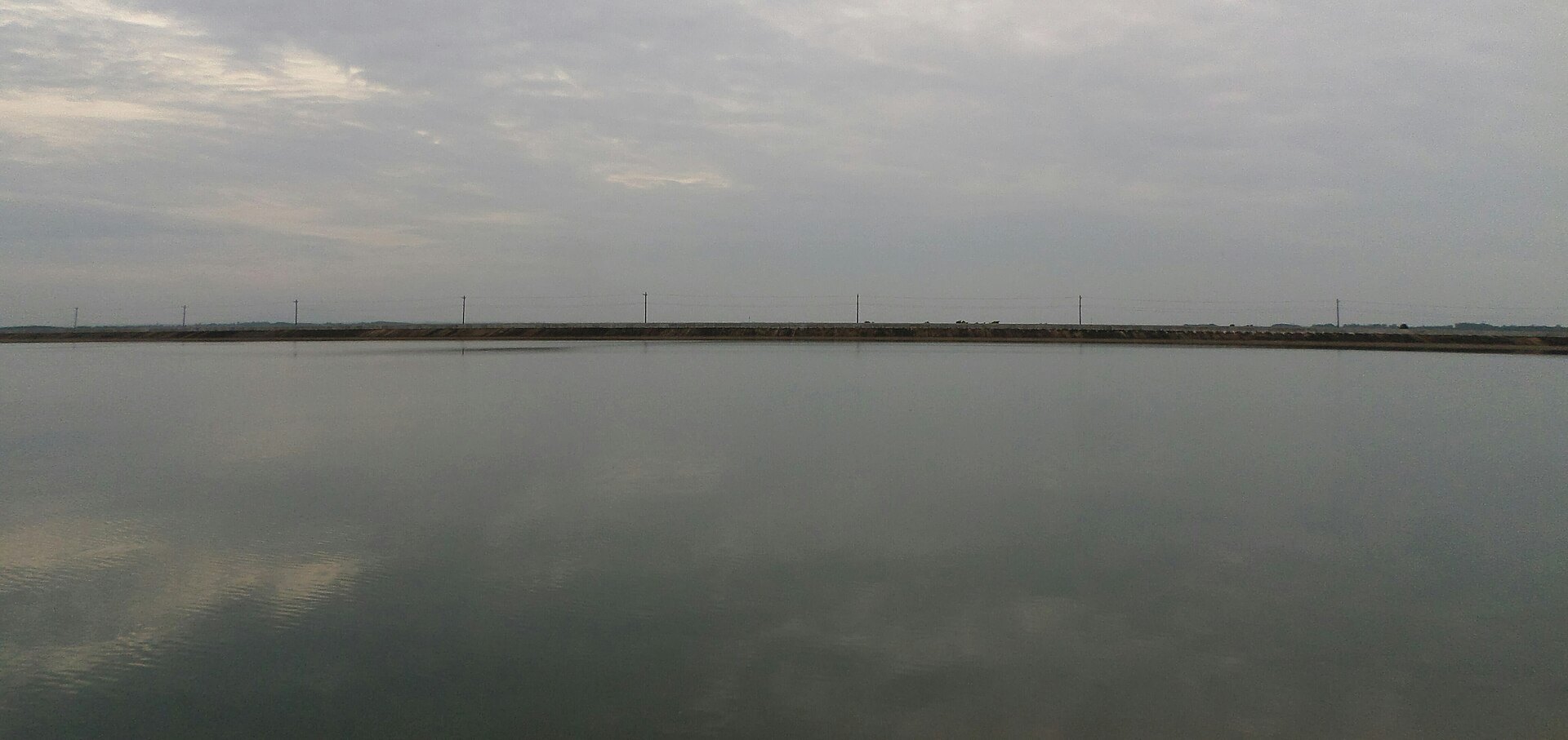 Mặt nước hồ Trị An trong ngày nhiều mây ở Đồng Nai.