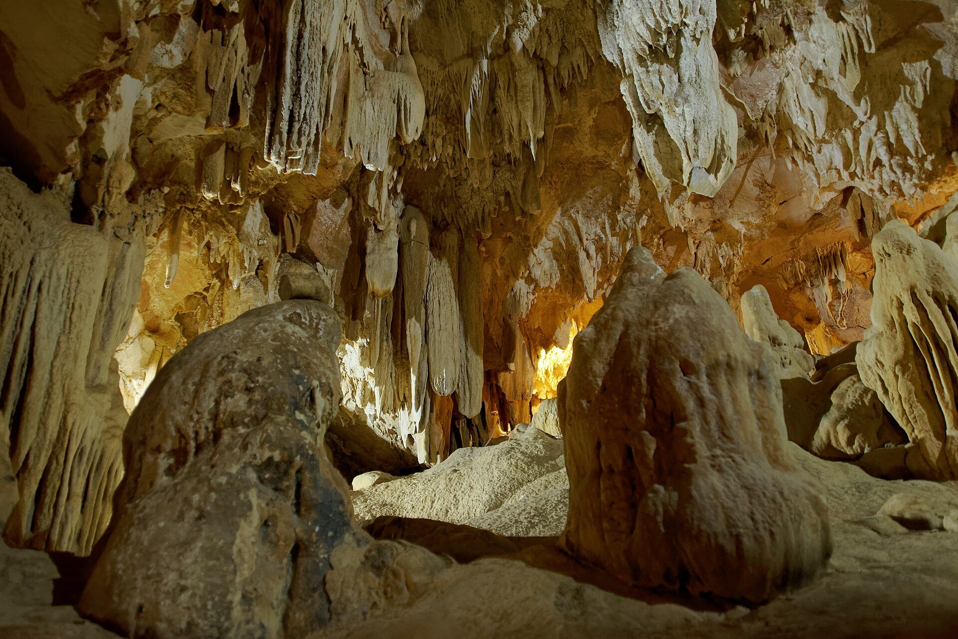 Thạch nhũ lớn trong lòng Động Vái Giời.