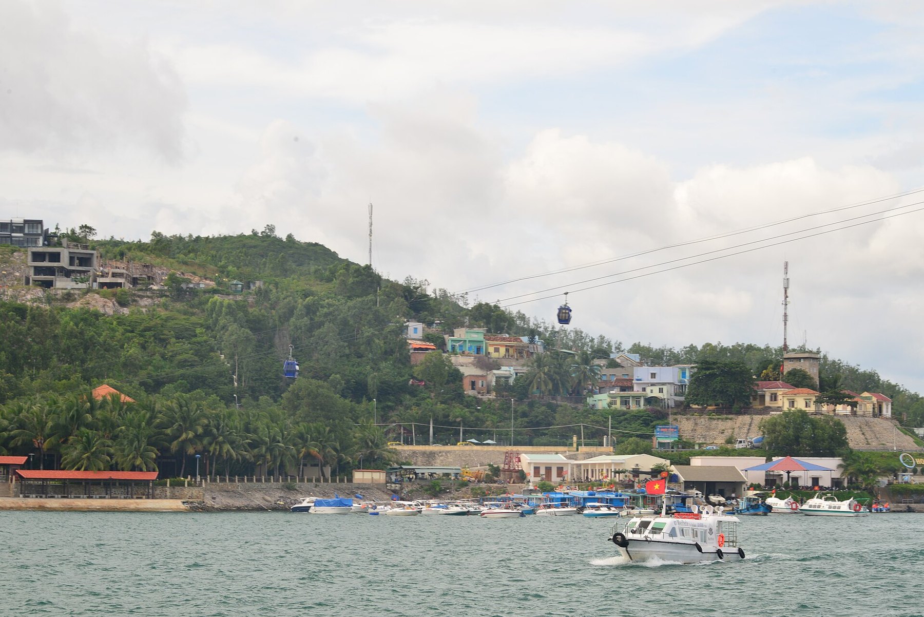 Cáp treo Vinpearl Nha Trang: tuyến 3.320m qua vịnh, đi sao cho đáng
