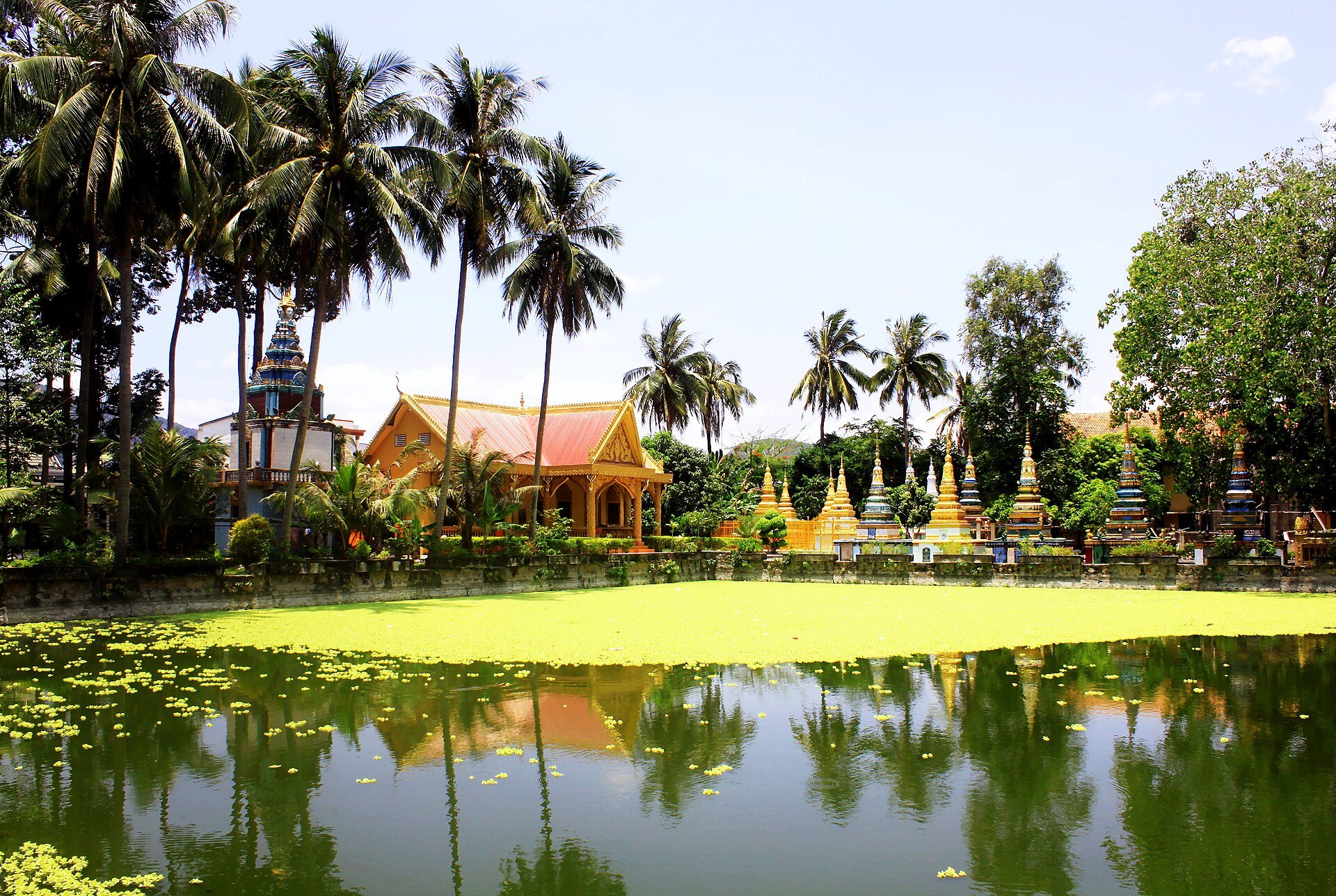 Ao và chánh điện trong khuôn viên Chùa Xà Tón.