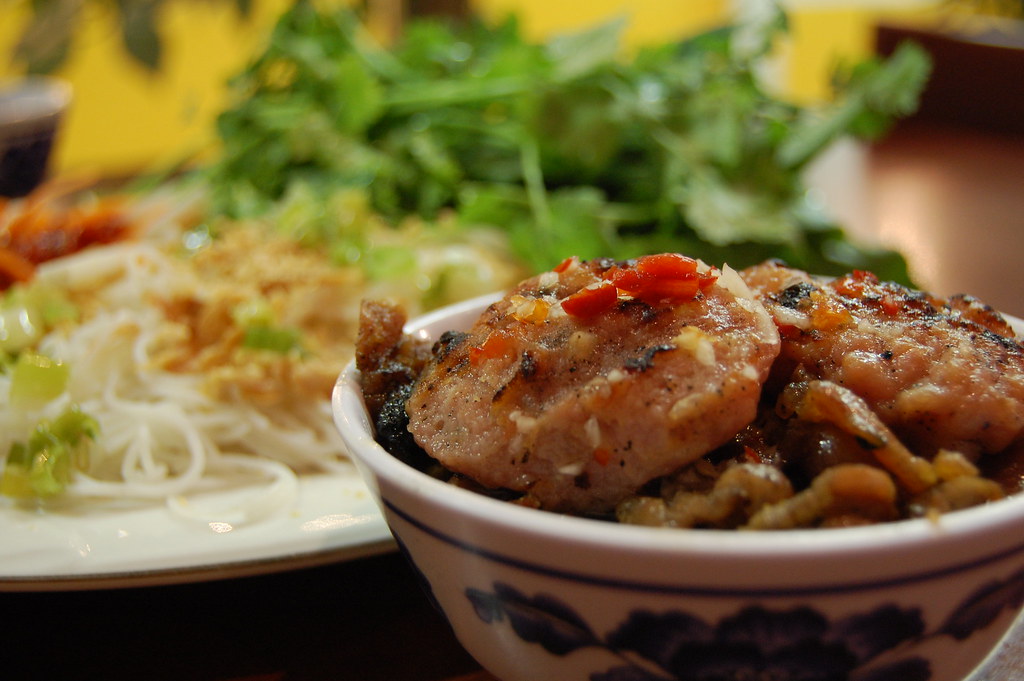 Bún chả Hà Nội: lửa than, mỡ nướng và phong cách phương Bắc