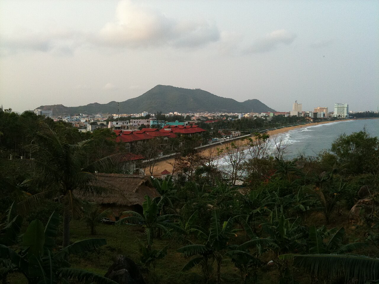 Quy Nhơn sau các tuyến bay mới: thành phố biển còn giữ được độ chậm không