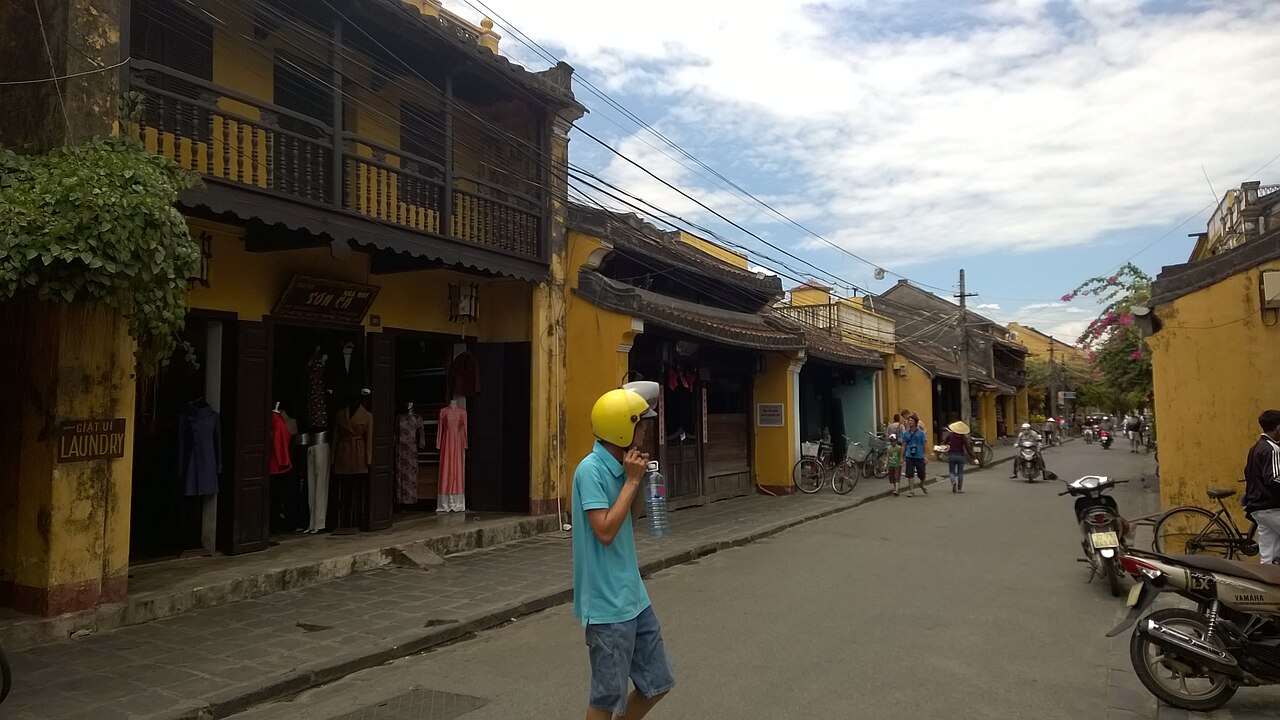 Xe điện trong khu di sản: Hội An, Huế đang đổi cách di chuyển du khách