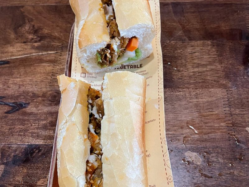 Hai ổ bánh mì nóng tại 2 Ladies Kitchen Đà Nẵng