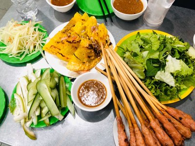 Bánh xèo, nem lụi, rau sống, dưa leo và chén nước chấm tại Bánh Xèo Bà Dưỡng, Đà Nẵng