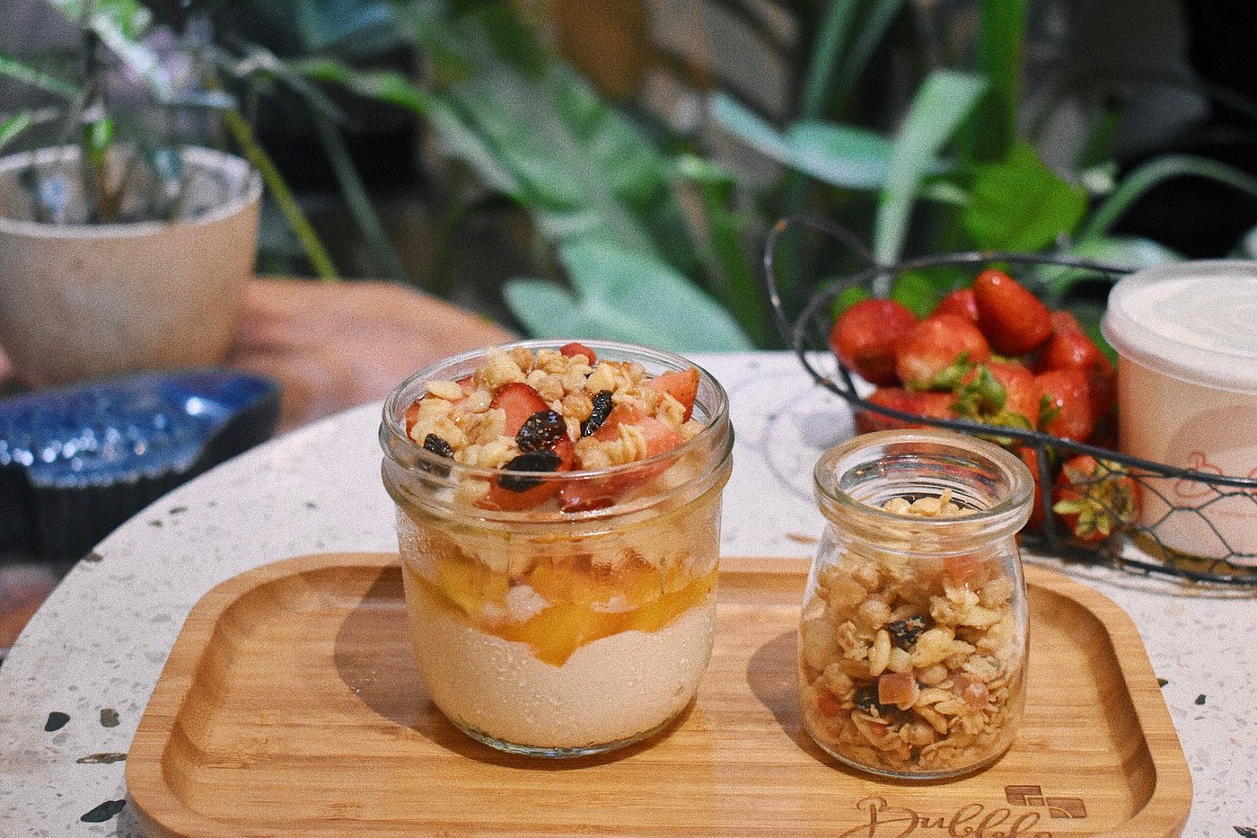 Yogurt và topping trái cây tại Bubble
