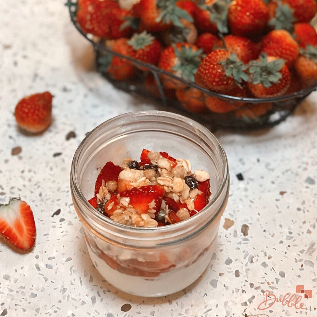 Greek yogurt với dâu tại Bubble