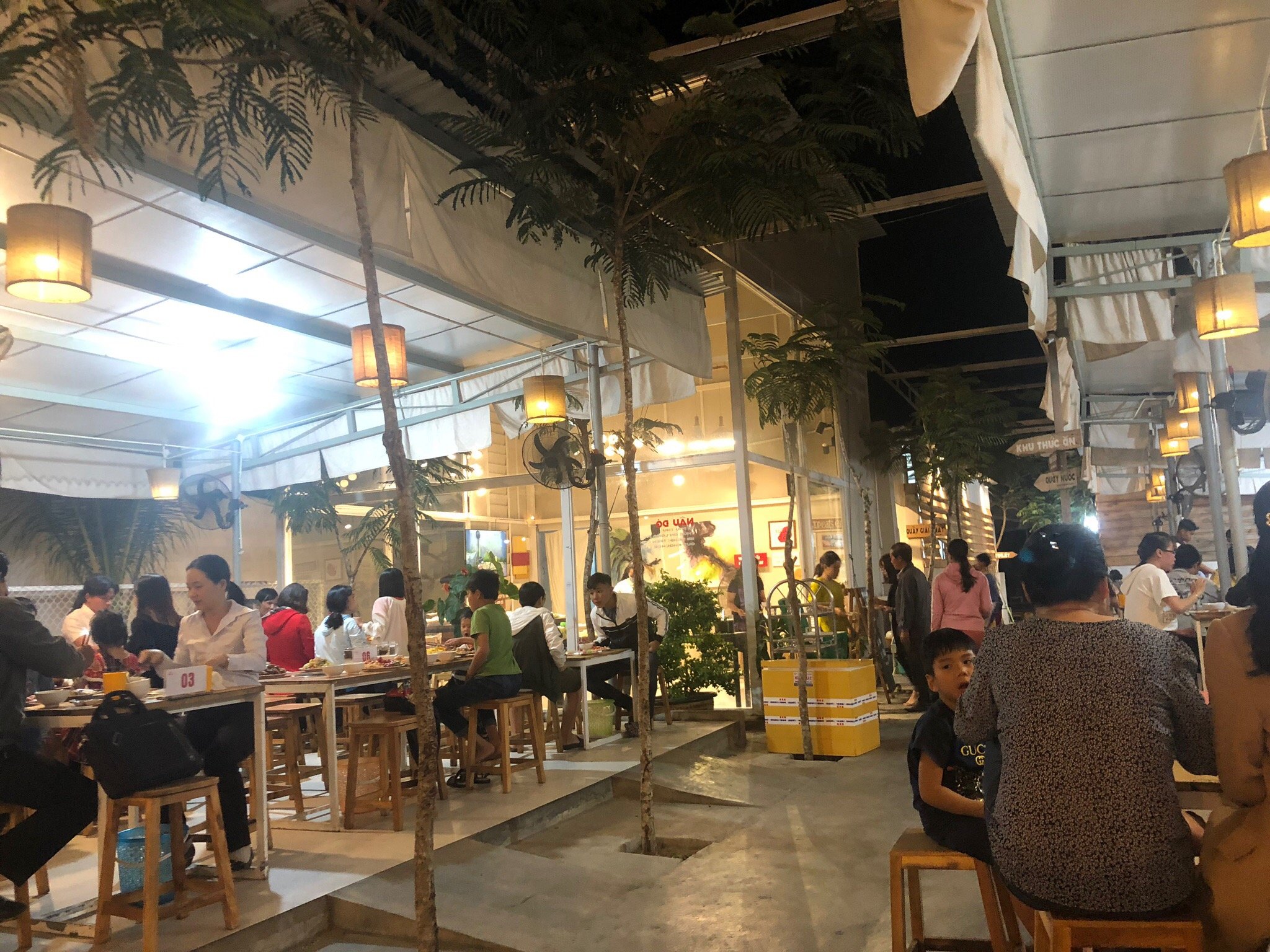 Buffet Nâu Đỏ