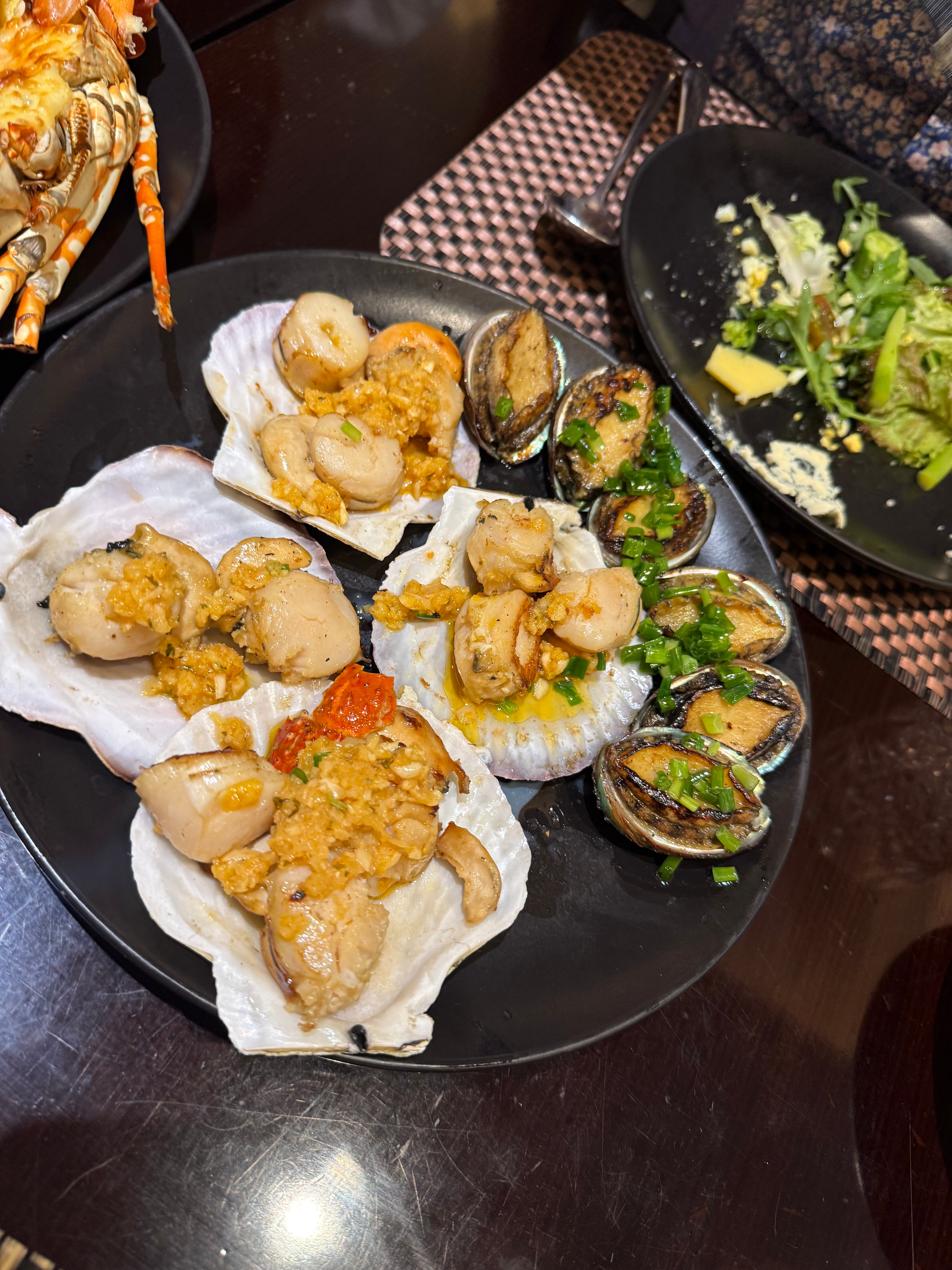 Sò điệp nướng tỏi và bào ngư áp chảo rắc hành lá tại Buffet NINETEEN.