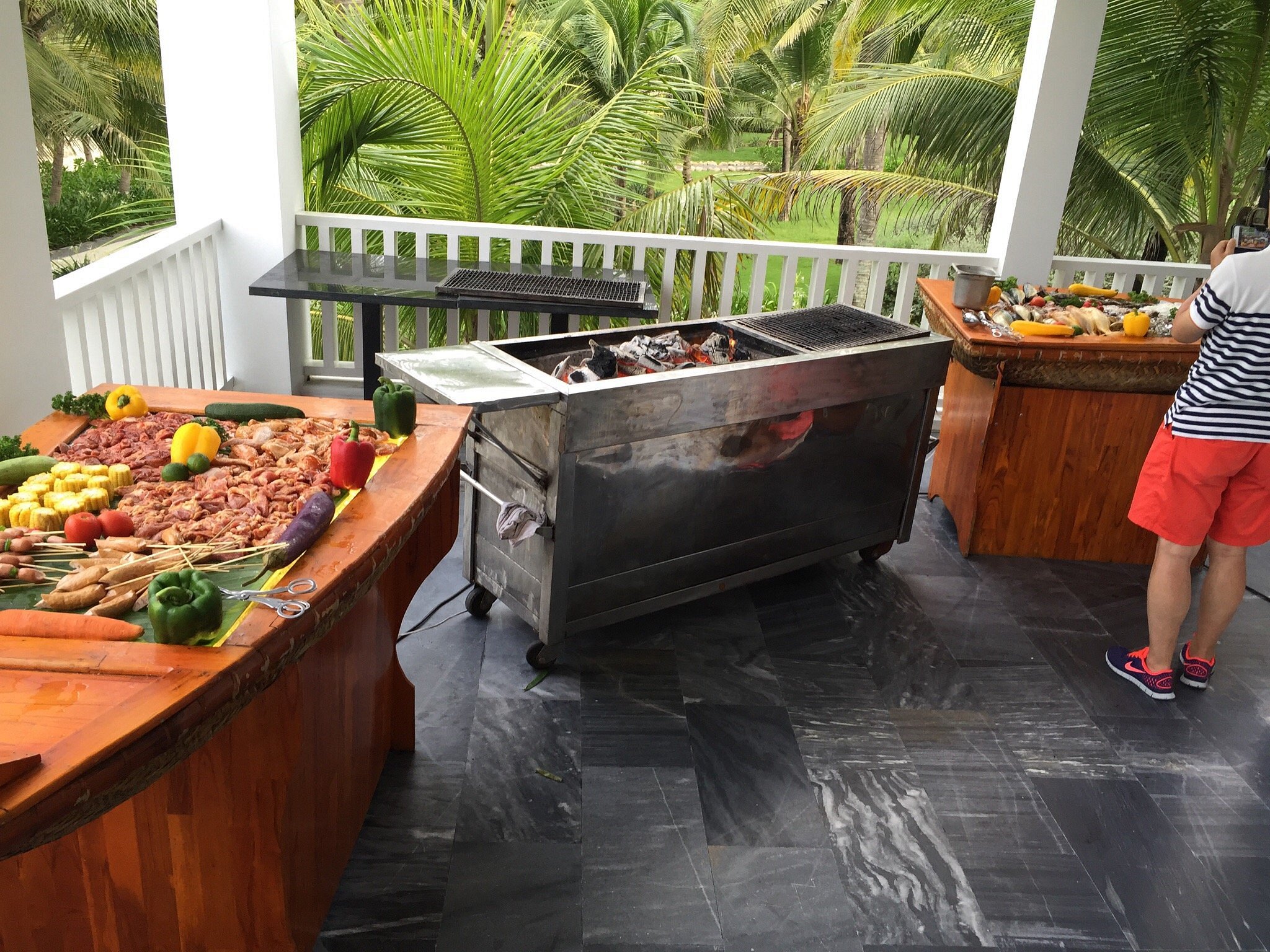 Bàn buffet và khu phục vụ hải sản tại Cá Chuồn Cồ