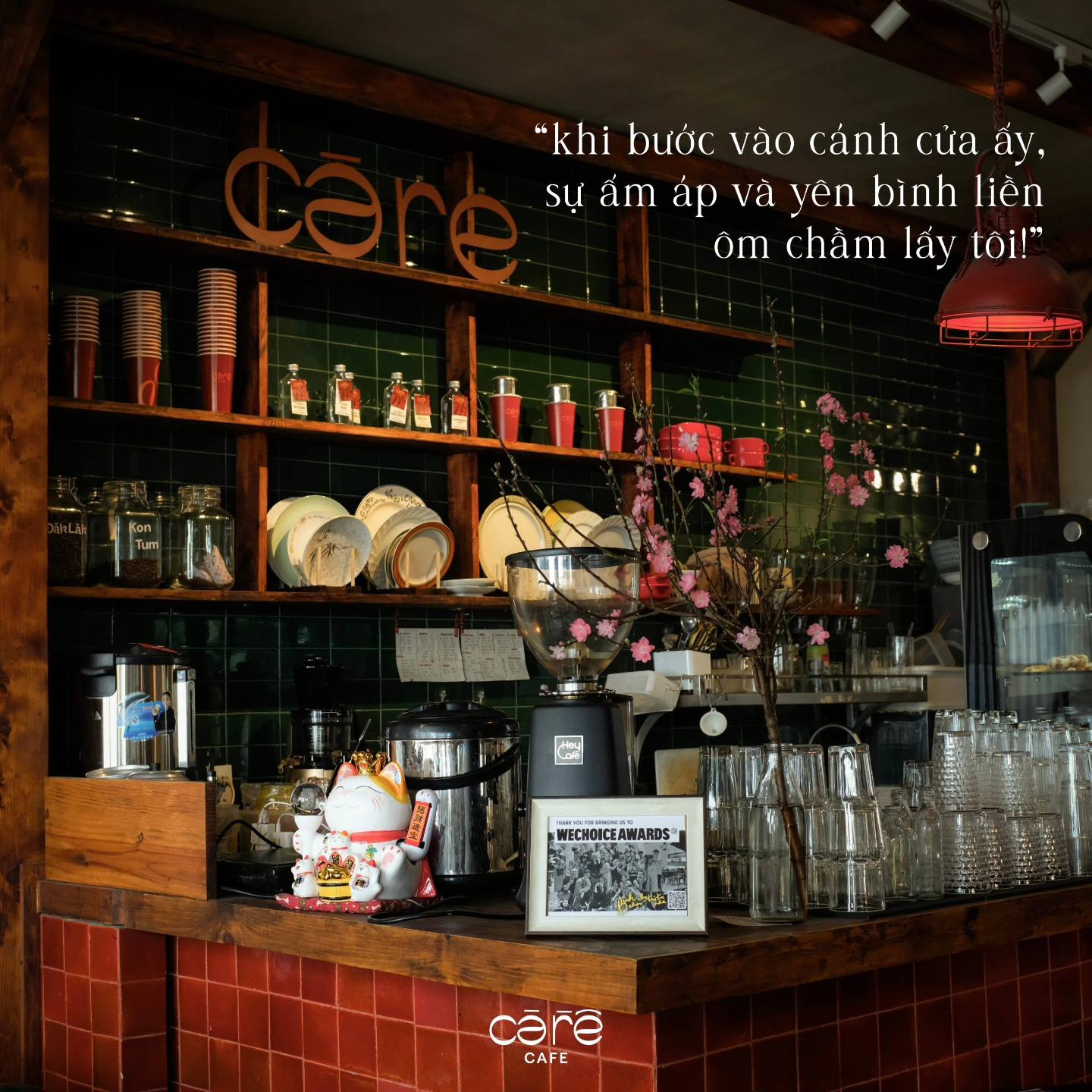Quầy bar và kệ trang trí trong không gian Cà Rề Cafe