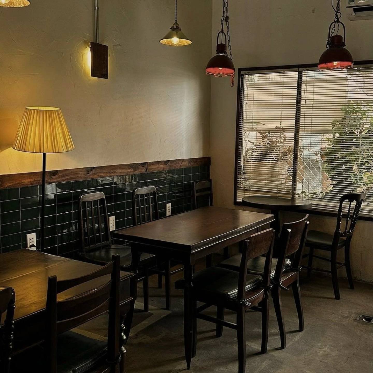 Góc bàn gần cửa sổ trong Cà Rề Cafe