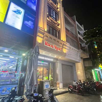 Mặt tiền tòa nhà Cheers Restaurant trên đường Hàm Nghi, Đà Nẵng lúc tối