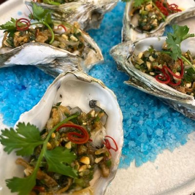 Hàu nướng mỡ hành rắc đậu phộng bày trên muối tại Cheers Restaurant