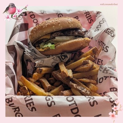 Burger bò kẹp phô mai, rau và khoai tây chiên cắt dày tại Chuck's Burgers