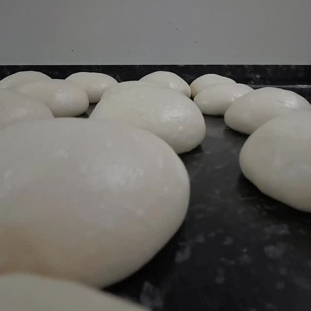 Bột pizza đang lên men tại CinCin Pizzeria