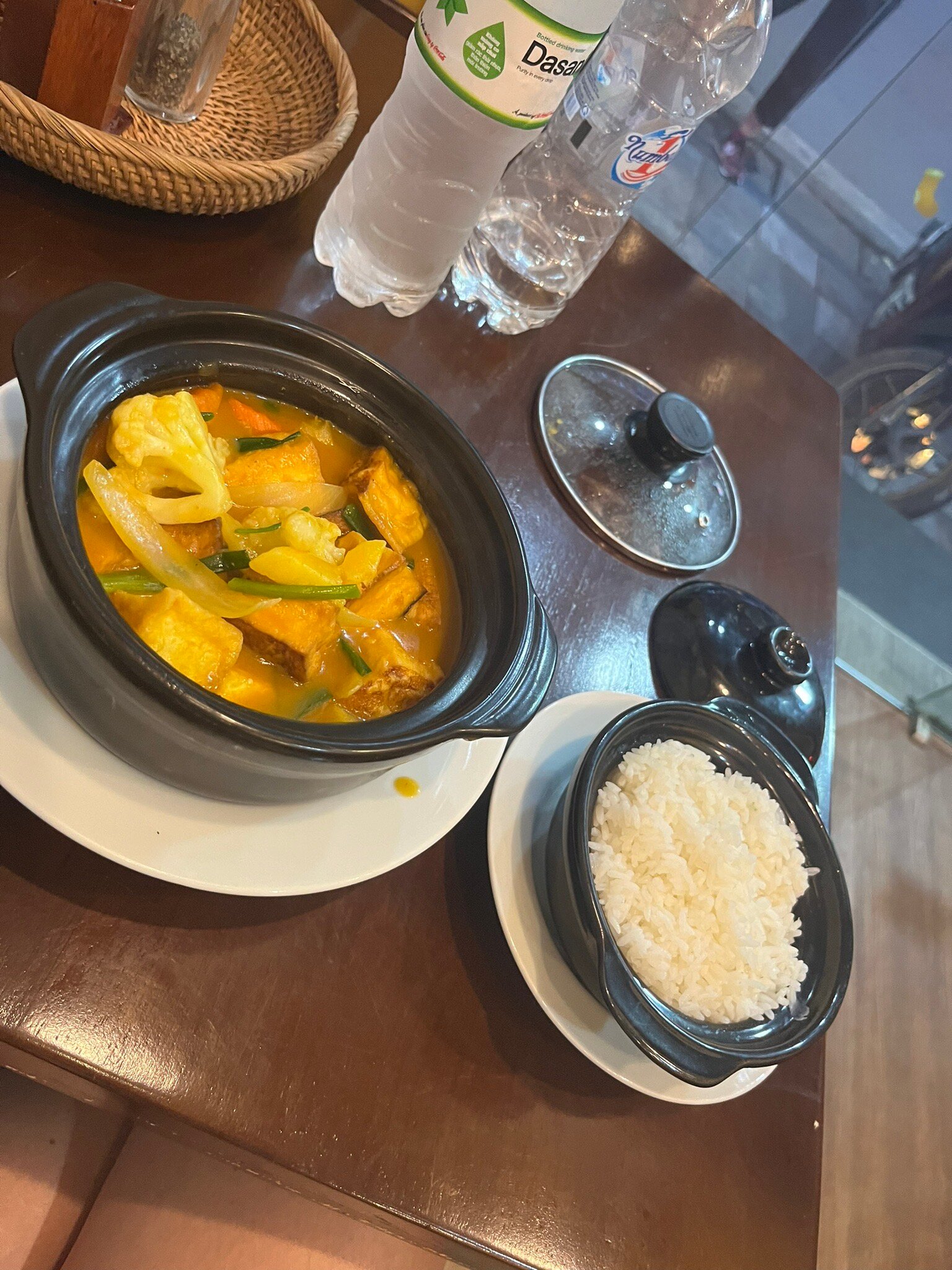Cà ri chay đậu phụ và rau củ trong nồi đất kèm cơm trắng tại Co Vietnamese Restaurant & Vegan, Hà Nội