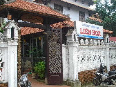 Cổng gỗ mái ngói và biển hiệu quán Cơm chay dưỡng sinh Liên Hoa, 3 Lê Quý Đôn, Huế