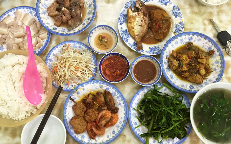 Cơm Huế – cơm phần vị miền Trung trên đường Thái Phiên, Đà Nẵng