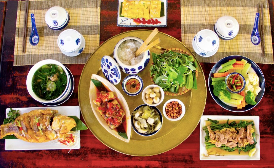 Mâm cơm nhiều món nhìn từ trên cao tại Cơm Nhà Linh