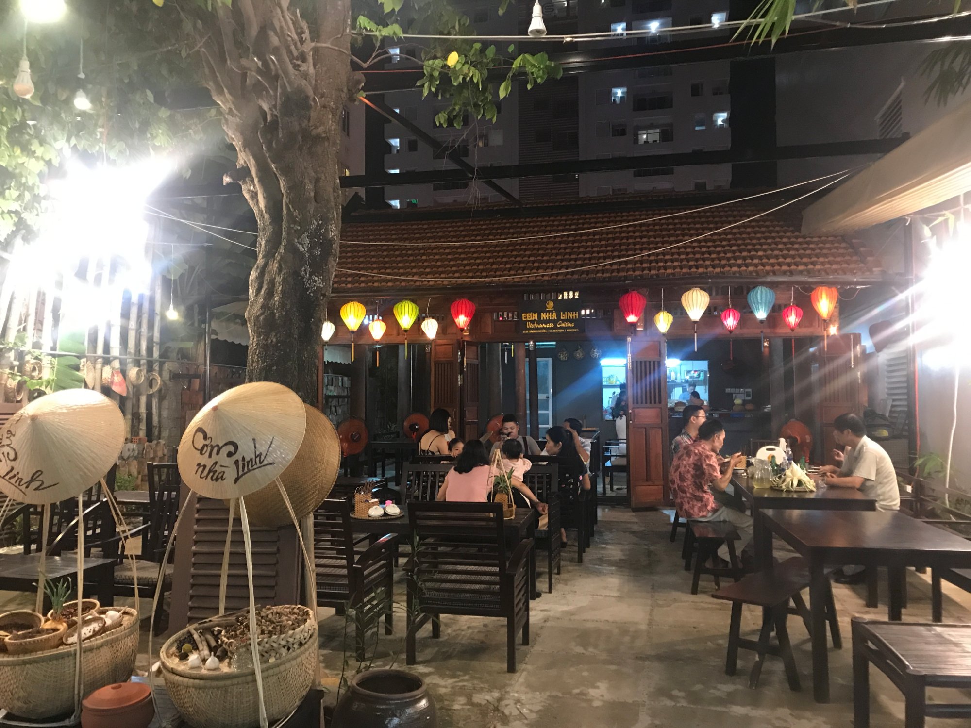 Khu ngồi ngoài trời buổi tối tại Cơm Nhà Linh