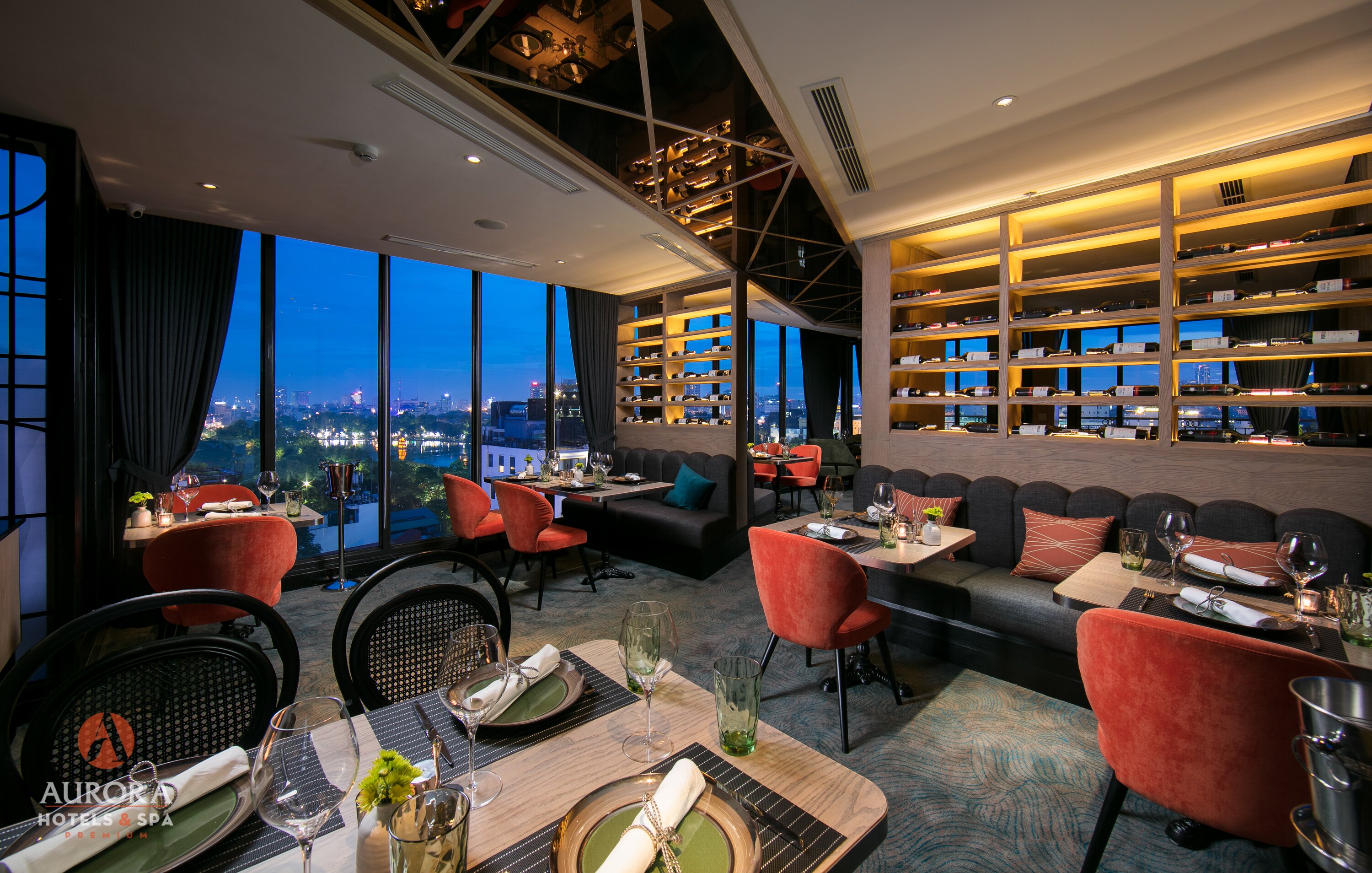Comet Restaurant — Rooftop tầng 11 nhìn xuống Hồ Gươm Hà Nội