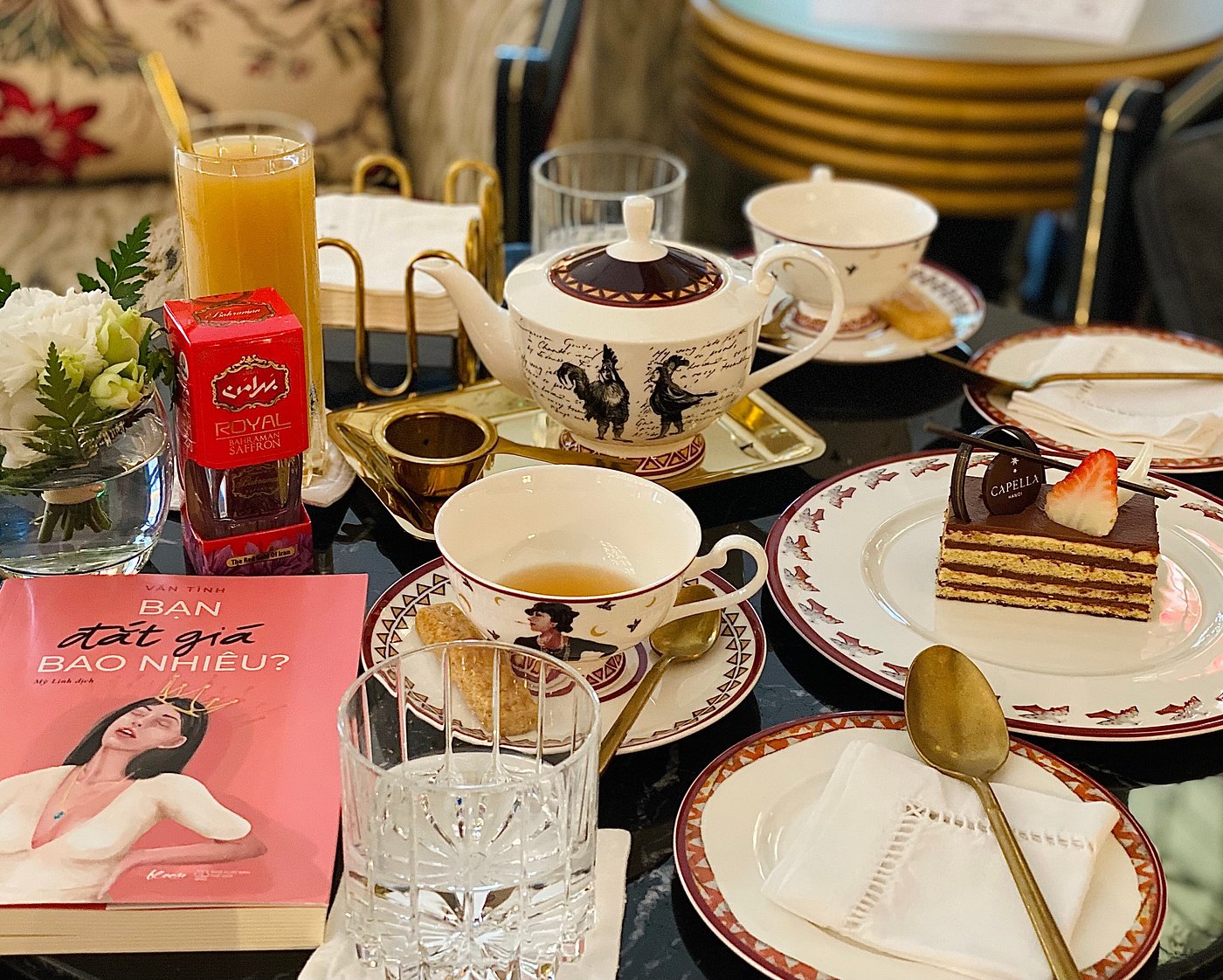 Bàn trà và bánh trong không gian Divà's Lounge