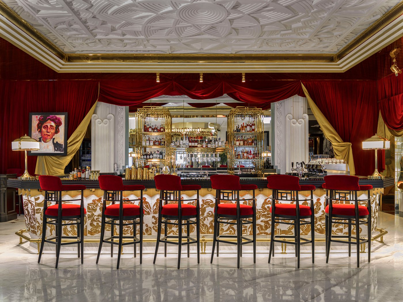 Quầy bar và ghế đỏ tại Divà's Lounge