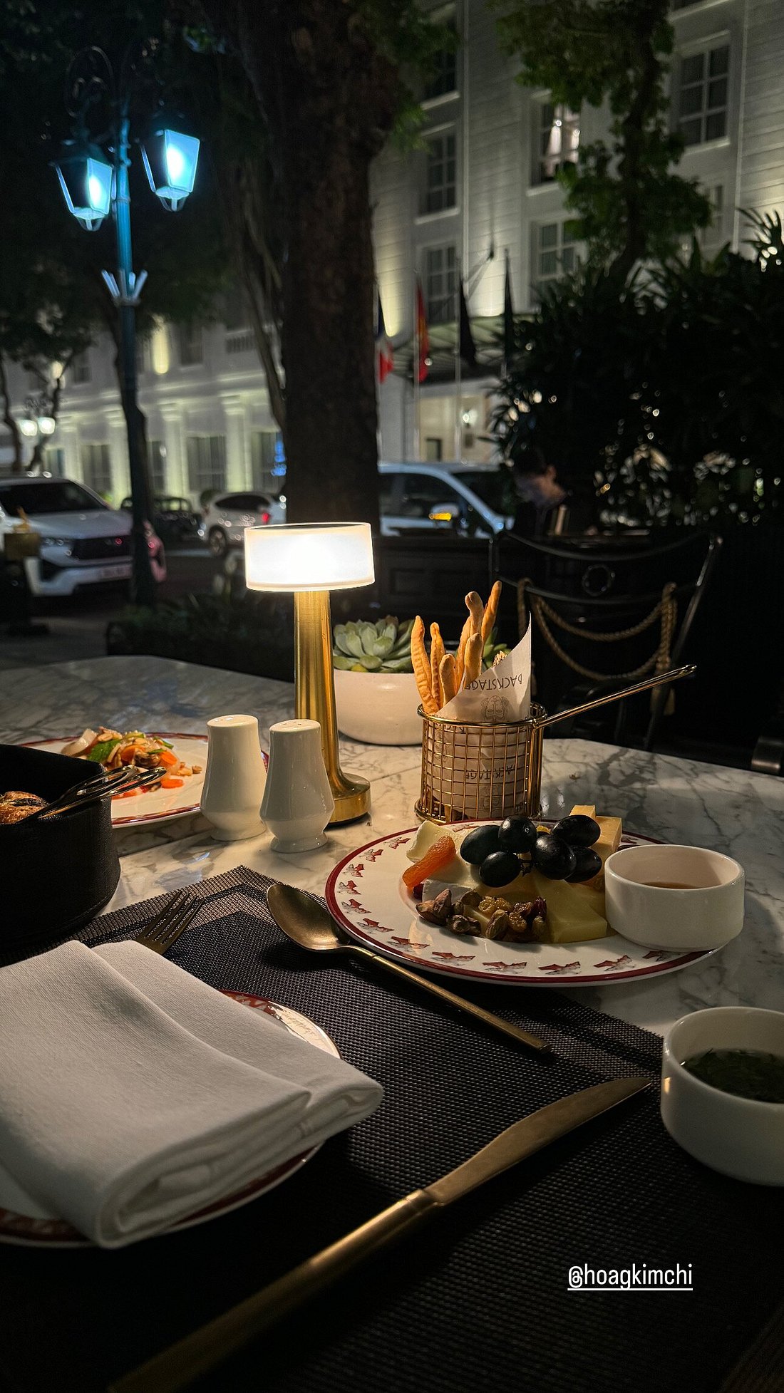 Bàn trà buổi tối tại Divà's Lounge