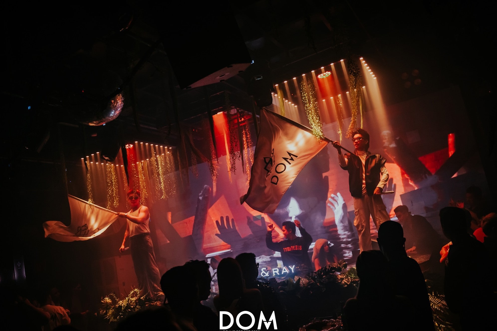 DJ và performer trên sân khấu chính của DOM Nha Trang