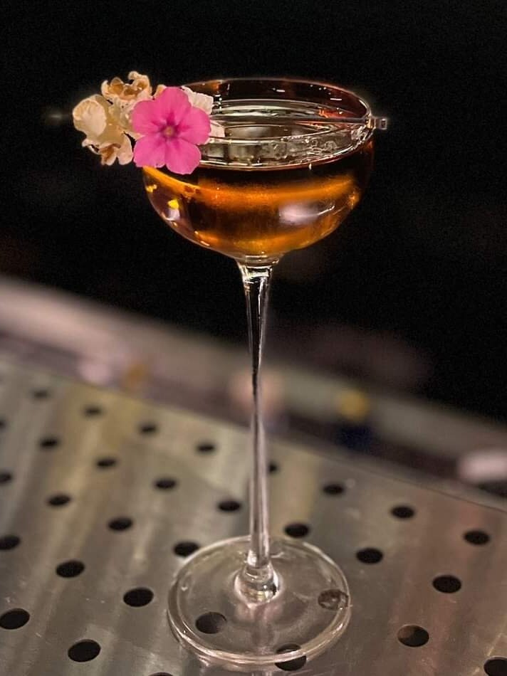 Ly cocktail trên quầy tại Épique Gallery Dining and Cocktail Bar