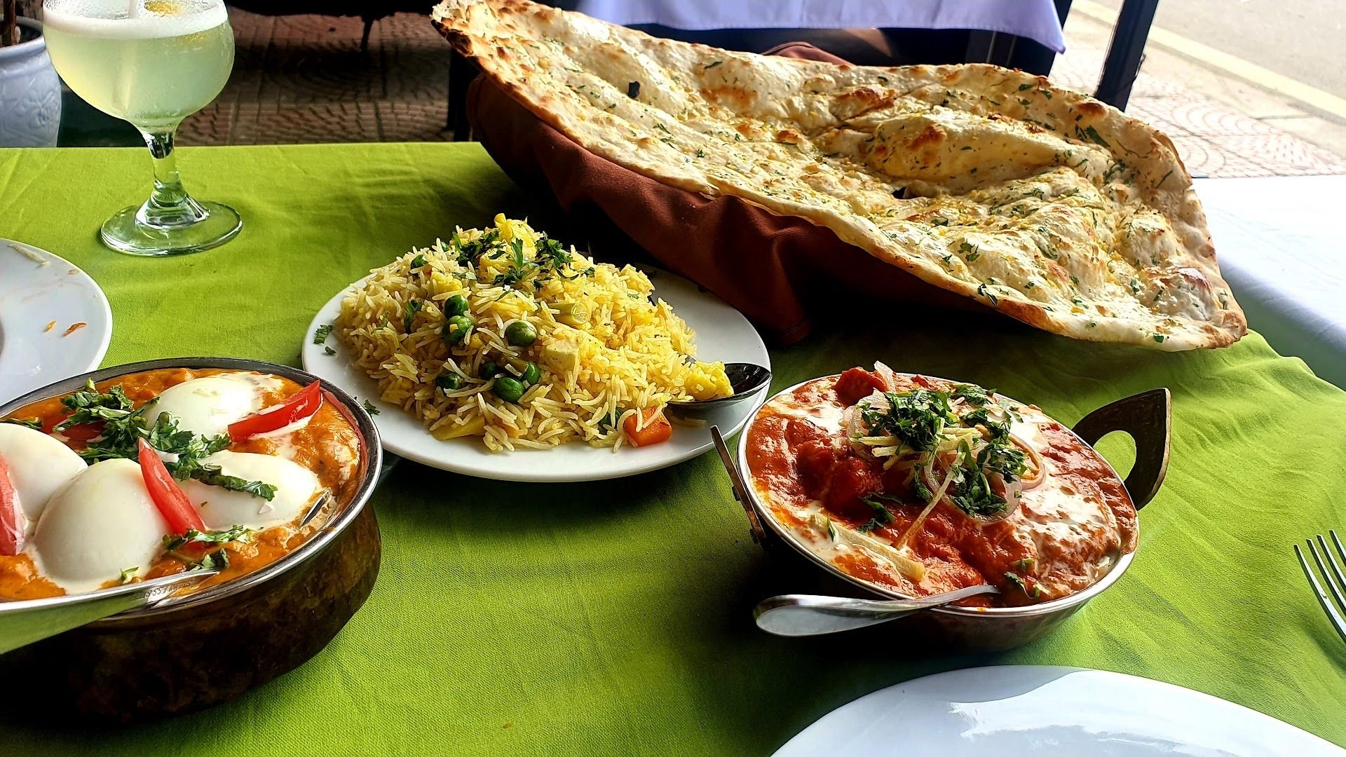 Bánh naan tỏi, cơm hạt dài với đậu Hà Lan và hai món cà ri ở Ganesh Indian Restaurant Cát Bà