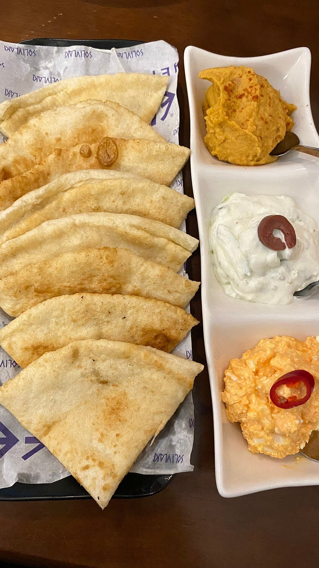 Pita và sot cham tại Greek Kitchen