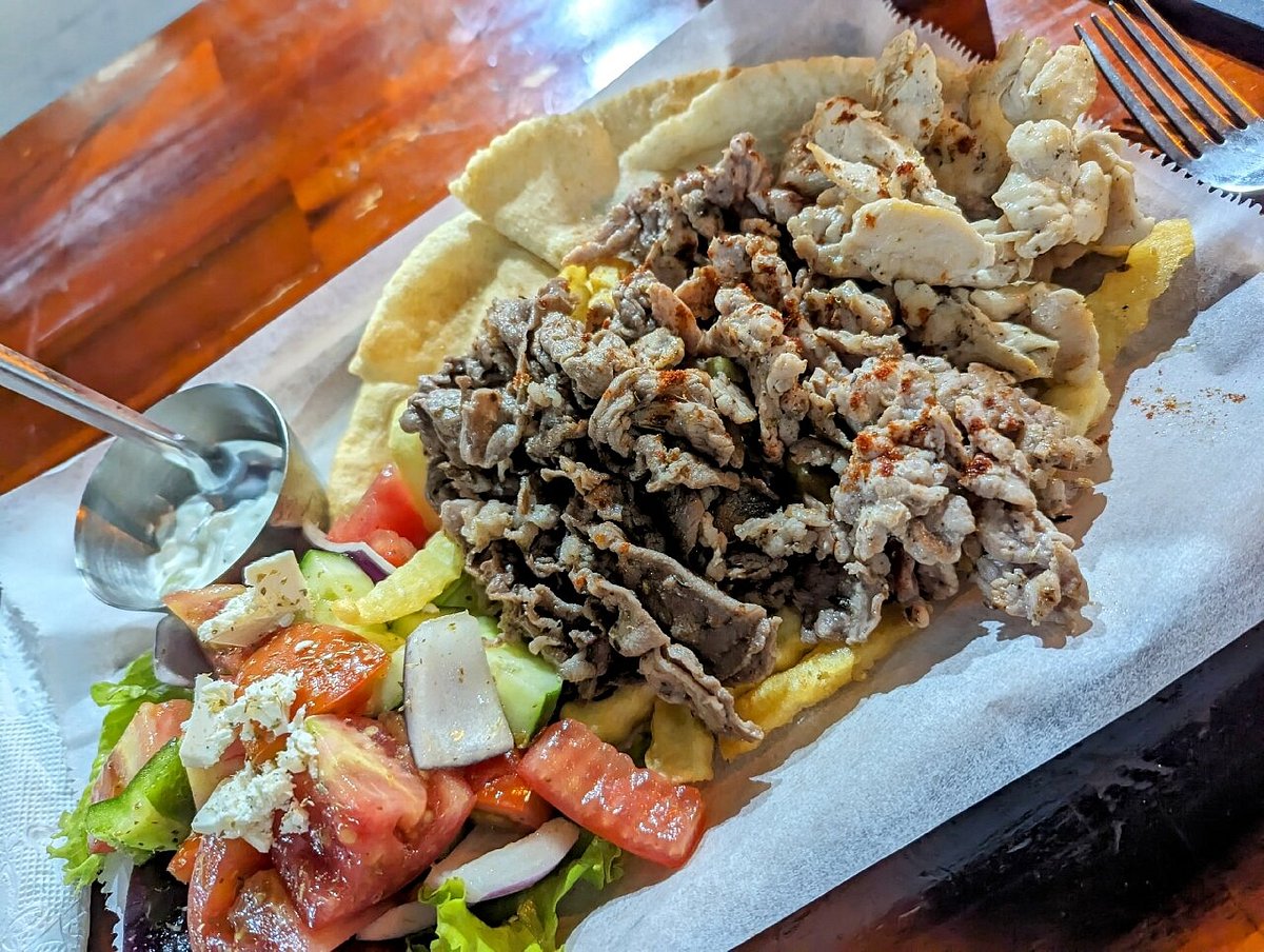 Đĩa thit và rau tại Greek Kitchen