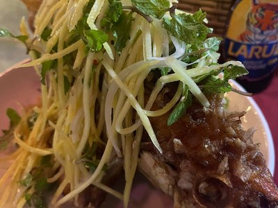 Cá chiên phủ gỏi xoài xanh tại Bơ Xanh – Green Avocado